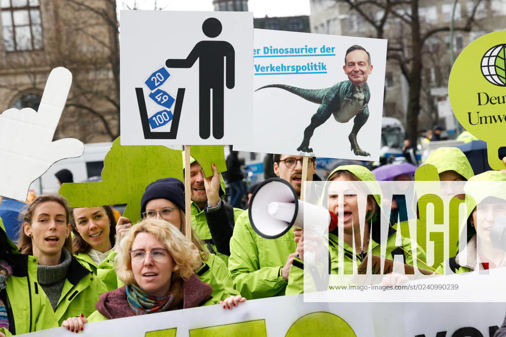 Demo of the movement Fridays for Future against the climate protection results of the meeting of the coalition committee in front of the Ministry of Transport on 31 03,23 in Berlin Fridays for Future Demo against climate protection law in Berlin