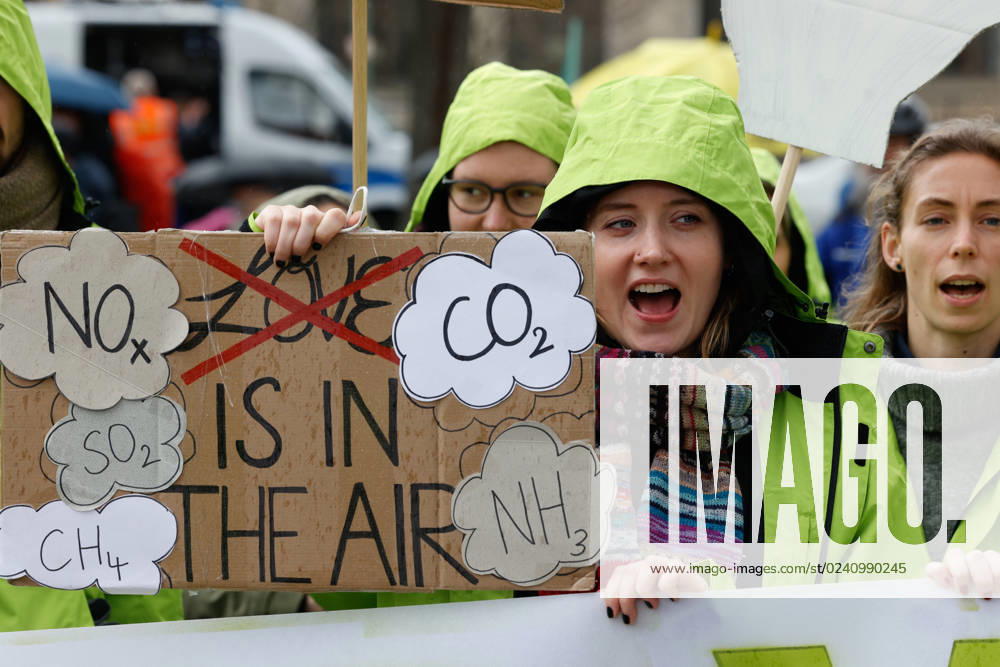 Demo of the movement Fridays for Future against the climate protection results of the meeting of the coalition committee in front of the Ministry of Transport on 31 03,23 in Berlin Fridays for Future Demo against climate protection law in Berlin