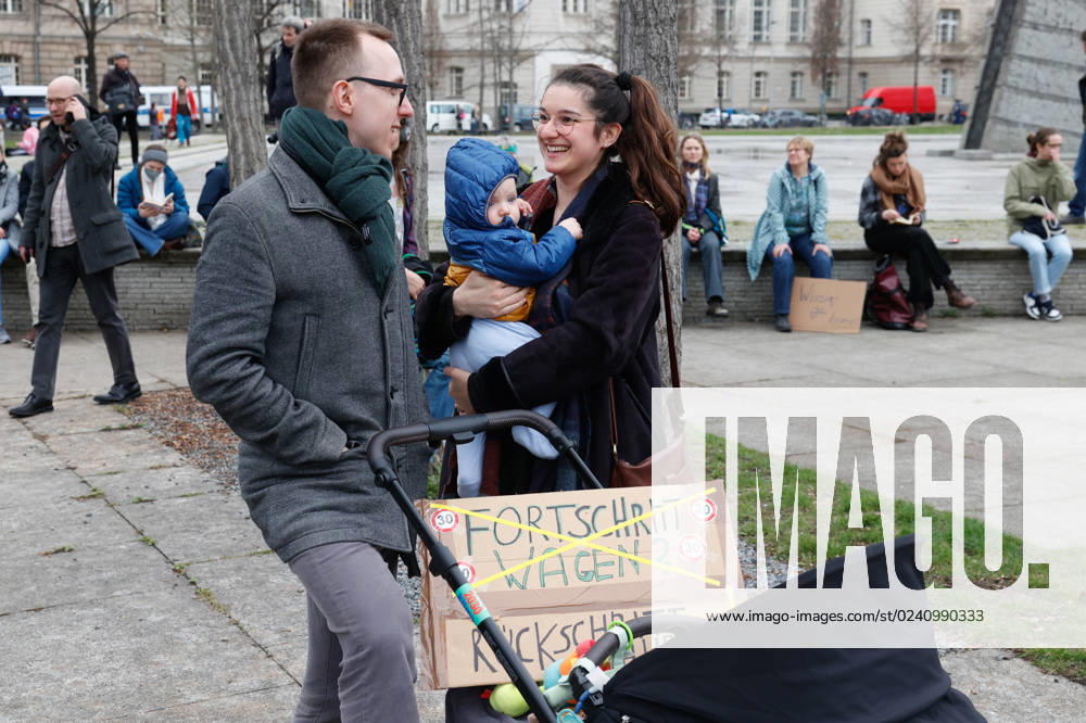 Demo of the movement Fridays for Future against the climate protection results of the meeting of the coalition committee in front of the Ministry of Transport on 31 03,23 in Berlin Fridays for Future Demo against climate protection law in Berlin
