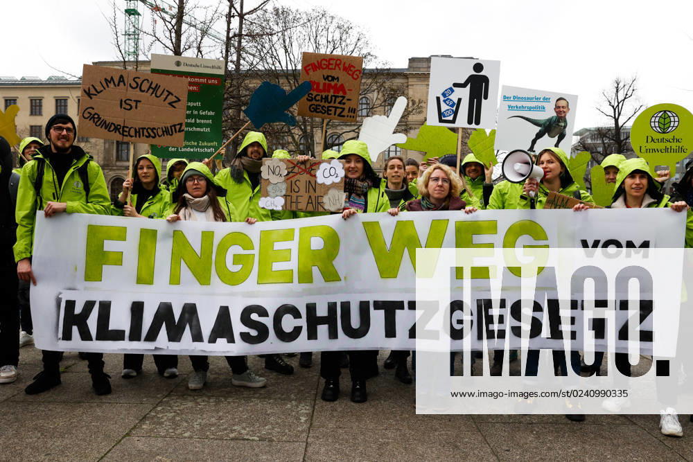 Demo of the movement Fridays for Future against the climate protection results of the meeting of the coalition committee in front of the Ministry of Transport on 31 03,23 in Berlin Fridays for Future Demo against climate protection law in Berlin