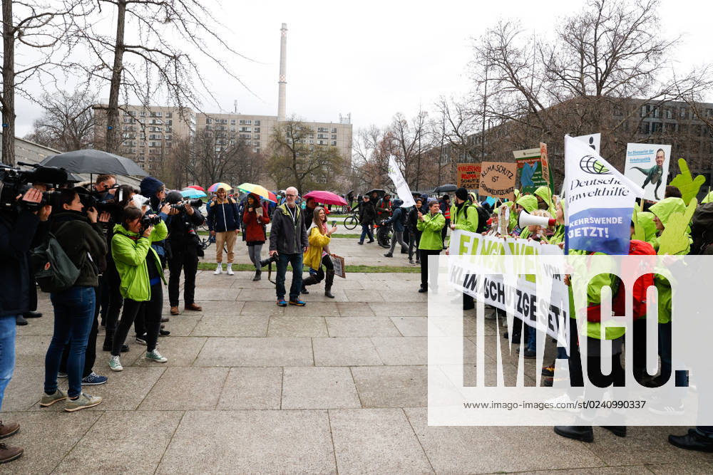 Demo of the movement Fridays for Future against the climate protection results of the meeting of the coalition committee in front of the Ministry of Transport on 31 03,23 in Berlin Fridays for Future Demo against climate protection law in Berlin