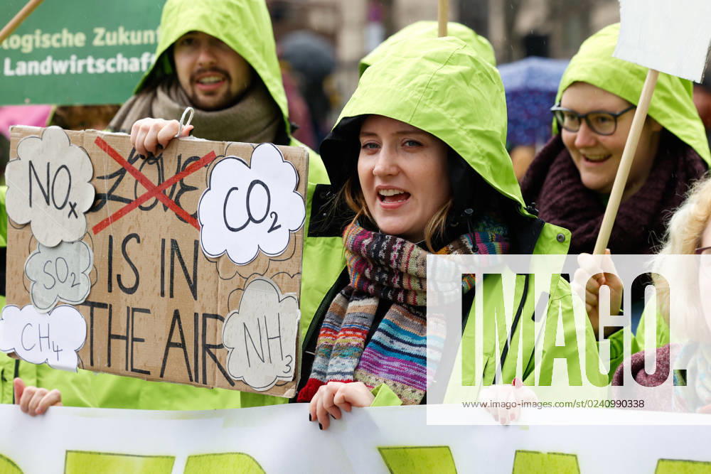 Demo of the movement Fridays for Future against the climate protection results of the meeting of the coalition committee in front of the Ministry of Transport on 31 03,23 in Berlin Fridays for Future Demo against climate protection law in Berlin