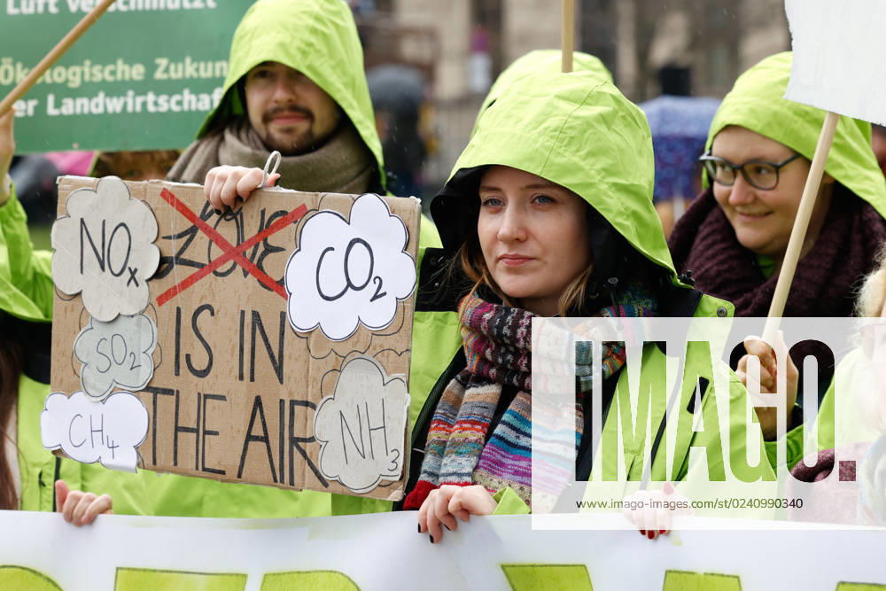 Demo of the movement Fridays for Future against the climate protection results of the meeting of the coalition committee in front of the Ministry of Transport on 31 03,23 in Berlin Fridays for Future Demo against climate protection law in Berlin