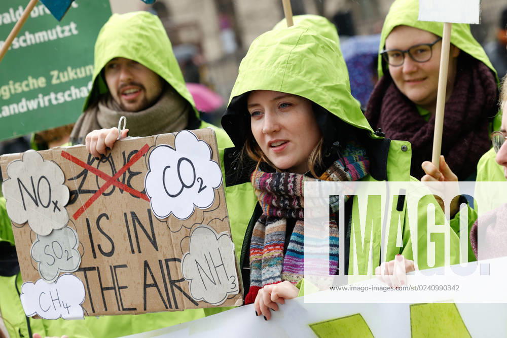 Demo of the movement Fridays for Future against the climate protection results of the meeting of the coalition committee in front of the Ministry of Transport on 31 03,23 in Berlin Fridays for Future Demo against climate protection law in Berlin