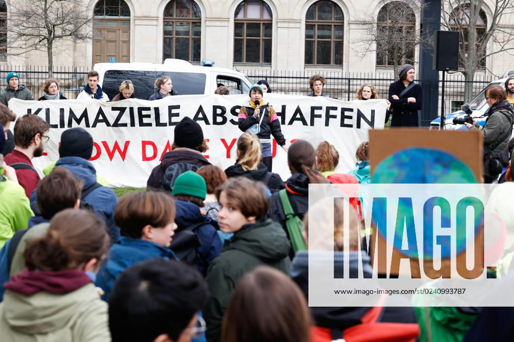 Demo of the movement Fridays for Future against the climate protection results of the meeting of the coalition committee in front of the Ministry of Transport on 31 03,23 in Berlin Fridays for Future Demo against climate protection law in Berlin