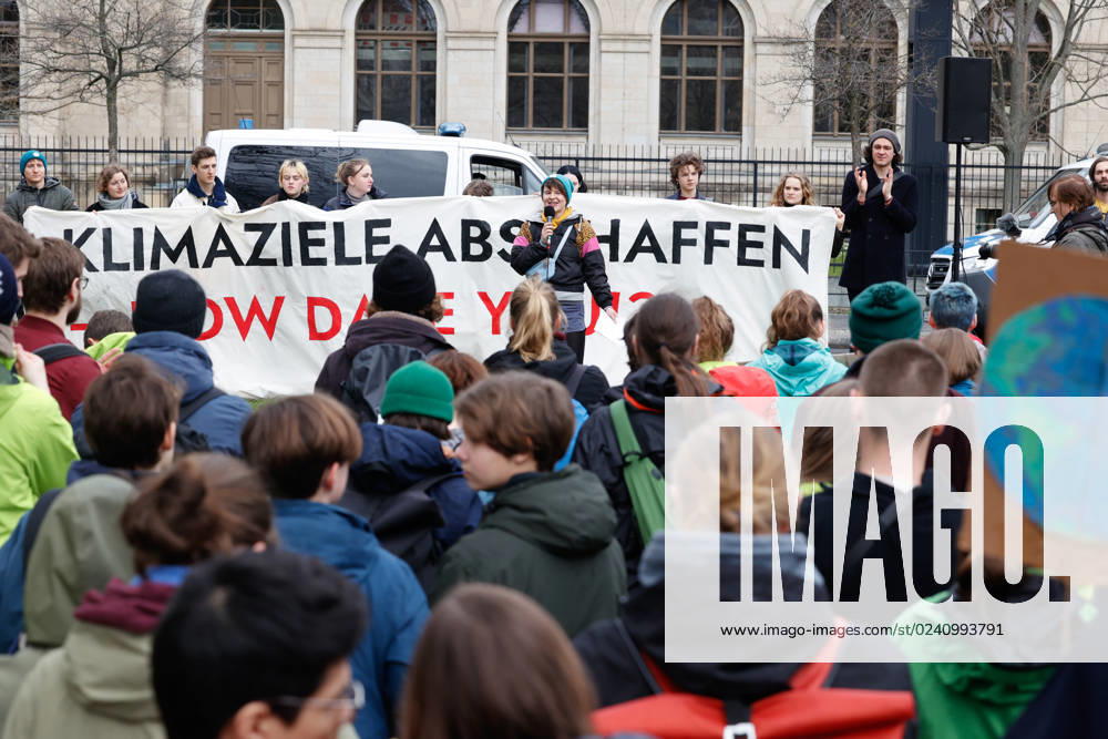 Demo of the movement Fridays for Future against the climate protection results of the meeting of the coalition committee in front of the Ministry of Transport on 31 03,23 in Berlin Fridays for Future Demo against climate protection law in Berlin