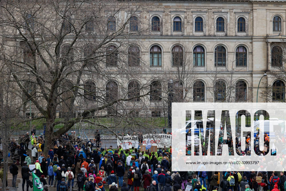 Demo of the movement Fridays for Future against the climate protection results of the meeting of the coalition committee in front of the Ministry of Transport on 31 03,23 in Berlin Fridays for Future Demo against climate protection law in Berlin