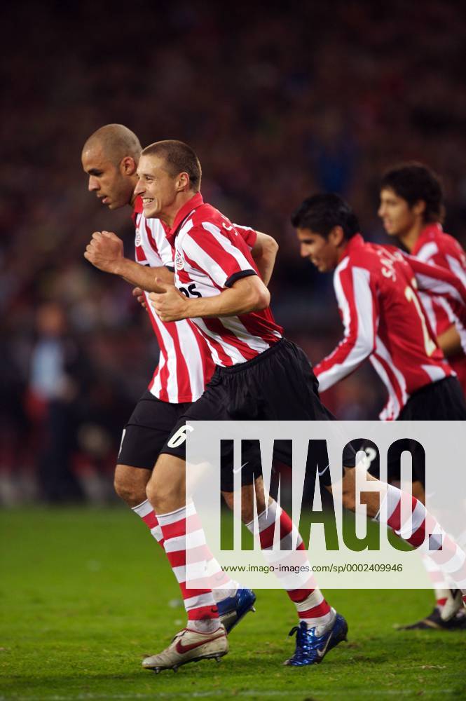 Timmy Simons (Mitte) und Alex (beide Eindhoven) - Torjubel Fußball EC 1 Herren Champions League 2006 2007, PSV Eindhoven Gruppe Eindhoven Freude, Fußball EC 1 Herren Champions League 2006 2007, PSV Eindhoven Gruppe Eindhoven Freude,