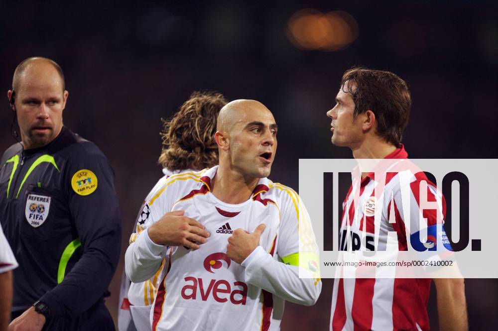 Phillip Cocu (Eindhoven, re.) im Gespräch mit Hasan Sas (Galatasaray), li. FIFA Schiedsrichter Martin Hansson (Schweden) Fußball EC 1 Herren Champions League 2006 2007, PSV Eindhoven - Galatasaray Istanbul 2:0 Gruppe Eindhoven Fußball EC 1 Herren Champions League 2006 2007, PSV Eindhoven - Galatasaray Istanbul 2:0 Gruppe Eindhoven