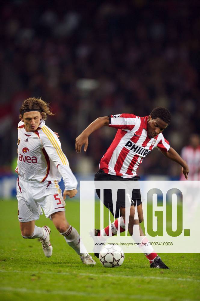 Jefferson Farfan (Eindhoven, re.) gegen Orhan Ak (Galatasaray) Fußball EC 1 Herren Champions League 2006 2007, PSV Eindhoven - Galatasaray Istanbul 2:0 Gruppe Eindhoven Dynamik, Fußball EC 1 Herren Champions League 2006 2007, PSV Eindhoven - Galatasaray Istanbul 2:0 Gruppe Eindhoven Dynamik,