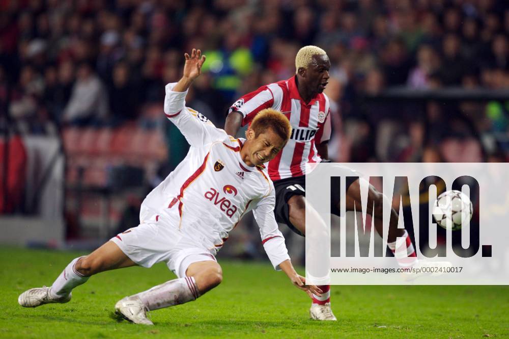 Arouna Kone (Eindhoven, re.) gegen Junichi Inamoto (Galatasaray) Fußball EC 1 Herren Champions League 2006 2007, PSV Eindhoven - Galatasaray Istanbul 2:0 Gruppe Eindhoven Dynamik, Fußball EC 1 Herren Champions League 2006 2007, PSV Eindhoven - Galatasaray Istanbul 2:0 Gruppe Eindhoven Dynamik,