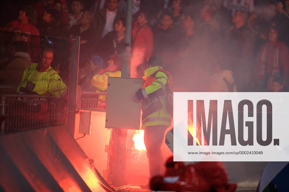 Ordner versuchen vergeblich ein bengalisches Feuer zu löschen Fußball EC 1 Herren Champions League 2006 2007 Totale Eindhoven Fußball EC 1 Herren Champions League 2006 2007 Totale Eindhoven