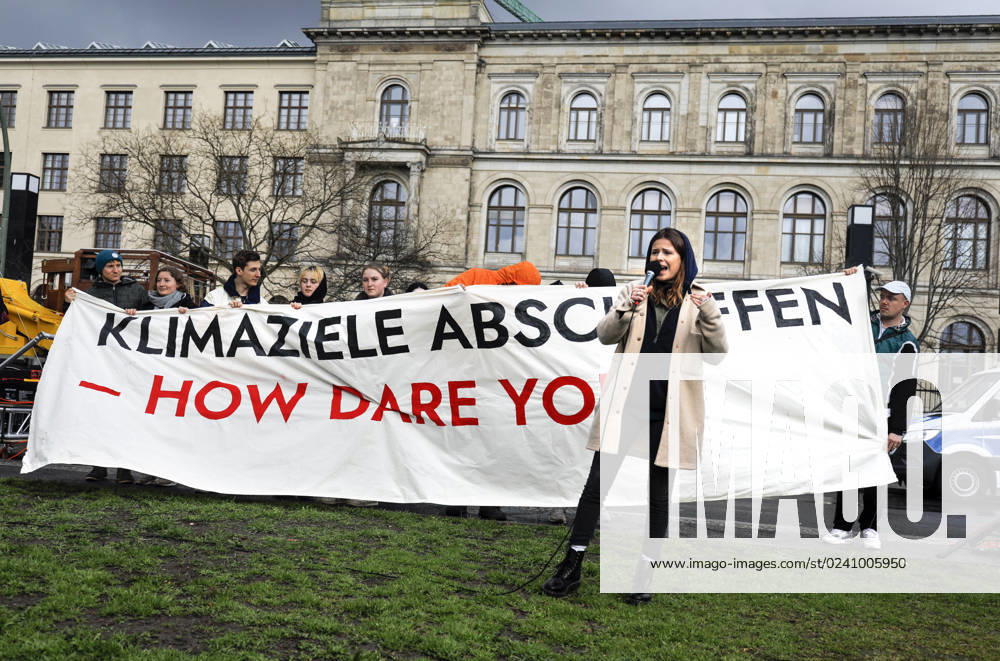 Luisa Neubauer Berlin, 31 03 2023 Luisa Neubauer speaks during a demonstration by Fridays for Future in favor of meeting climate targets and the resignation of Transport Minister Volker Wissing at the Federal Ministry of Transport Berlin Berlin Germany
