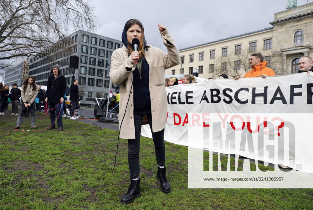 Luisa Neubauer Berlin, 31 03 2023 Luisa Neubauer speaks during a demonstration by Fridays for Future in favor of meeting climate targets and the resignation of Transport Minister Volker Wissing at the Federal Ministry of Transport Berlin Berlin Germany