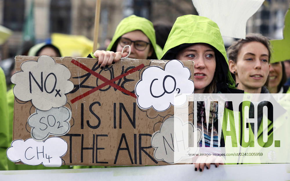 Fridays for future Demo Berlin, 31 03 2023 Fridays for Future Demonstration at the Federal Ministry of Transport for adherence to climate targets and the resignation of Transport Minister Volker Wissing at the Federal Ministry of Transport Berlin Berlin Germany