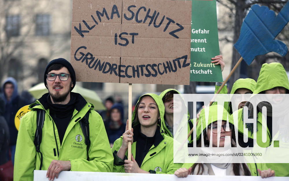Fridays for future Demo Berlin, 31 03 2023 Fridays for Future Demonstration at the Federal Ministry of Transport for adherence to climate targets and the resignation of Transport Minister Volker Wissing at the Federal Ministry of Transport Berlin Berlin Germany
