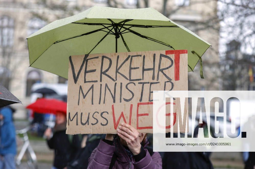Fridays for future Demo Berlin, 31 03 2023 Fridays for Future Demonstration at the Federal Ministry of Transport for adherence to climate targets and the resignation of Transport Minister Volker Wissing at the Federal Ministry of Transport Berlin Berlin Germany