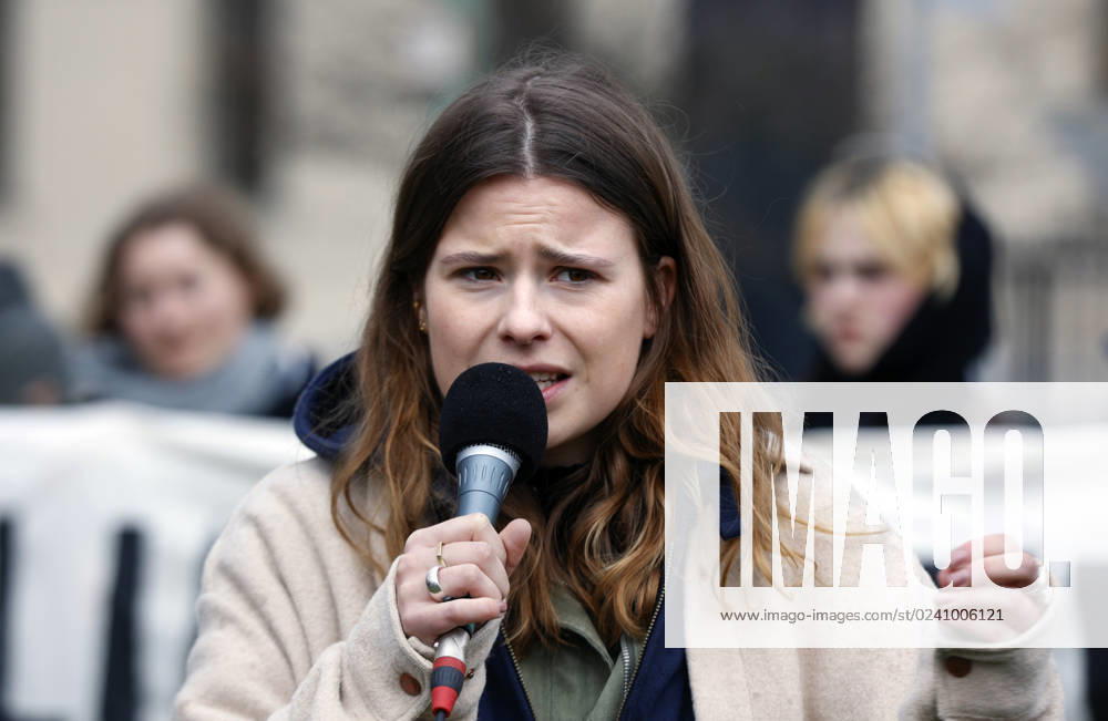 Luisa Neubauer Berlin, 31 03 2023 Luisa Neubauer speaks during a Fridays for Future demonstration for meeting climate targets Berlin Berlin Germany