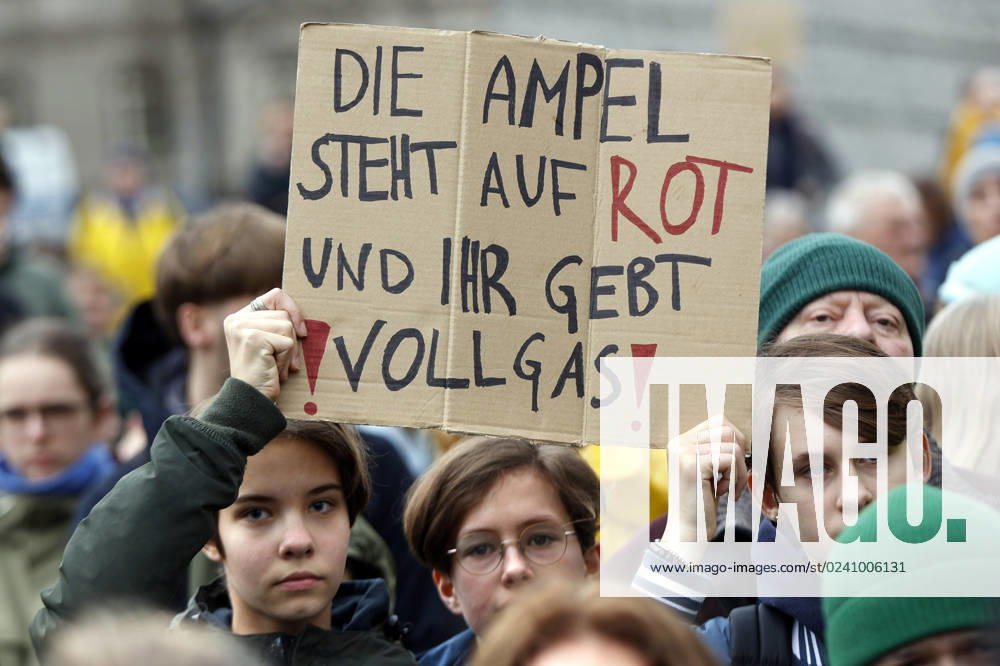 Fridays for future Demo Berlin, 31 03 2023 Fridays for Future Demonstration at the Federal Ministry of Transport for adherence to climate targets and the resignation of Transport Minister Volker Wissing at the Federal Ministry of Transport Berlin Berlin Germany