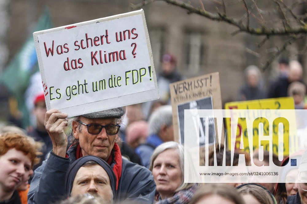 Fridays for future Demo Berlin, 31 03 2023 Fridays for Future Demonstration at the Federal Ministry of Transport for adherence to climate targets and the resignation of Transport Minister Volker Wissing at the Federal Ministry of Transport Berlin Berlin Germany