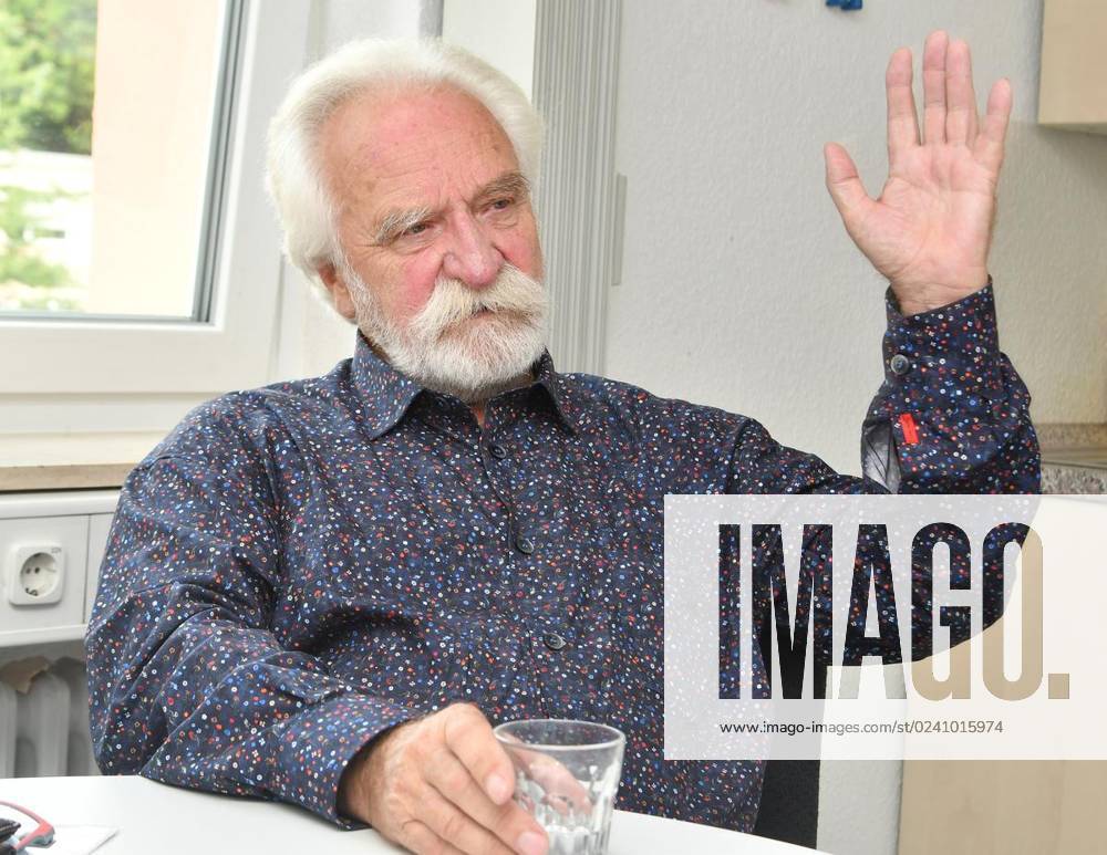 Hans von der Forst (75) im WAZ-Interview am Mittwoch, 16.08.2017 in Gelsenkirchen. Von der Forst ist Gr nder des Rockorchesters Ruhrgebeat. Foto: Joachim Kleine-B ning FUNKE Foto Services Hans von der Forst (75) im WAZ-Interview am Mittwoch, 16.08.2017 in Gelsenkirchen. Von der Forst ist Gründer des Rockorchesters Ruhrgebeat. Deutschland NRW Gelsenkirchen