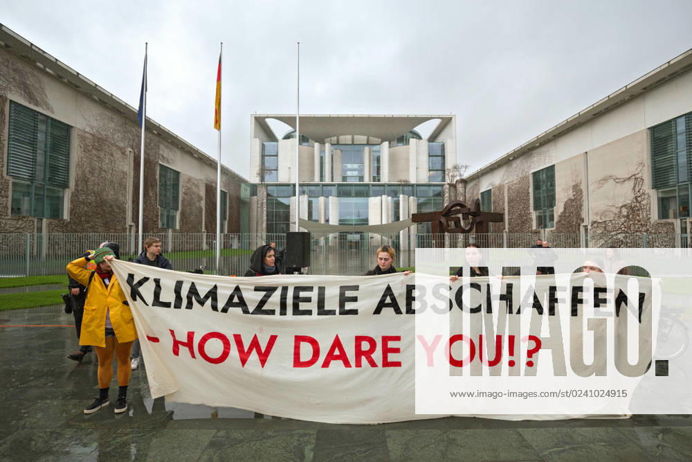 Berlin, Germany, DEU Climate demonstration for the resignation of FDP Transport Minister Volker Wissing at the Chancellery 31 03 2023, Berlin, Germany, DEU Climate demonstration for the resignation of FDP Transport Minister Volker Wissing at the Chancellery Demonstrators protest in the pouring rain with placards and banners in