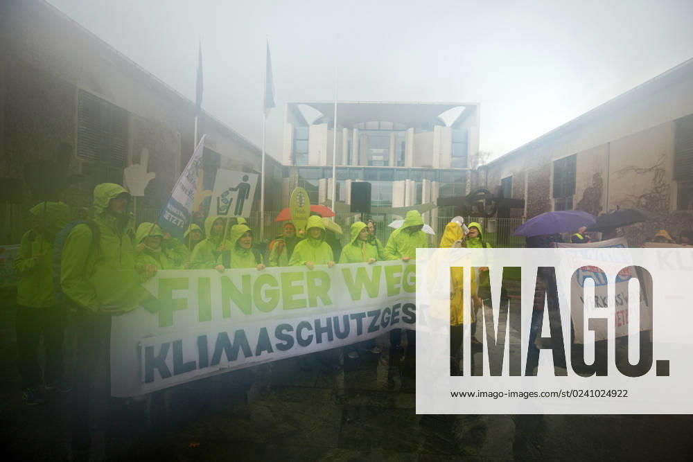 Berlin, Germany, DEU Climate demonstration for the resignation of FDP Transport Minister Volker Wissing at the Chancellery 31 03 2023, Berlin, Germany, DEU Climate demonstration for the resignation of FDP Transport Minister Volker Wissing at the Chancellery Demonstrators protest in the pouring rain with placards and banners in