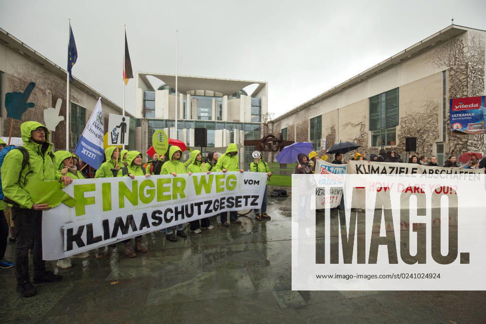 Berlin, Germany, DEU Climate demonstration for the resignation of FDP Transport Minister Volker Wissing at the Chancellery 31 03 2023, Berlin, Germany, DEU Climate demonstration for the resignation of FDP Transport Minister Volker Wissing at the Chancellery Demonstrators protest in the pouring rain with placards and banners in