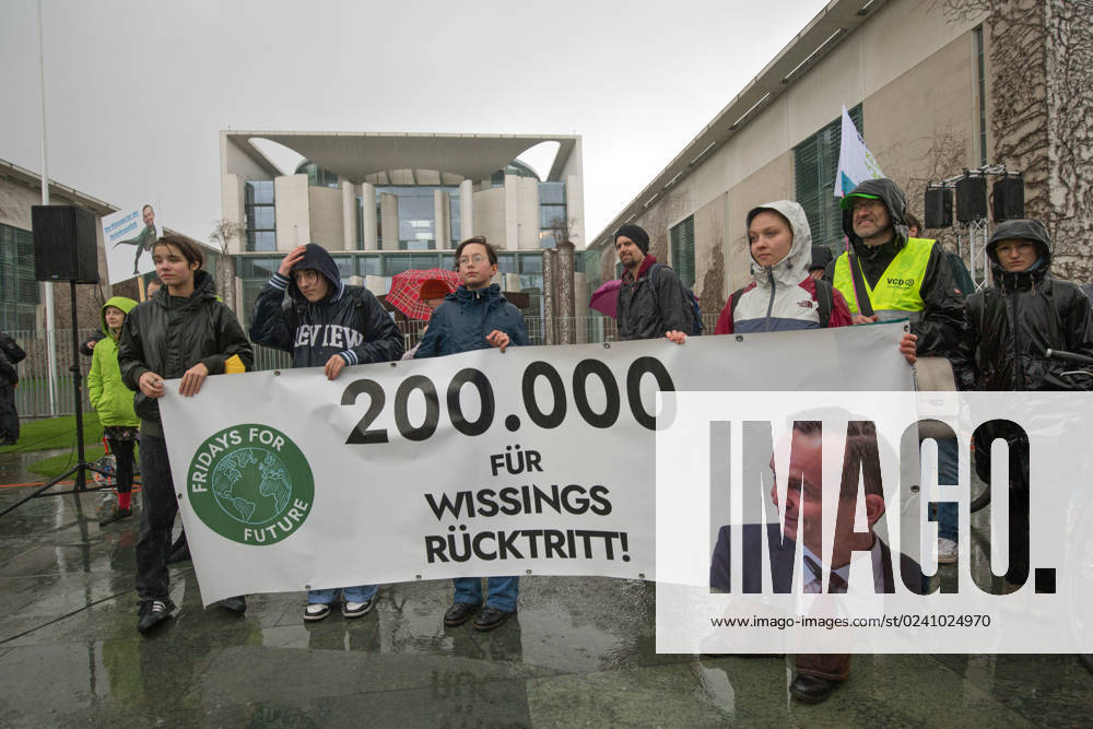 Berlin, Germany, DEU Climate demonstration for the resignation of FDP Transport Minister Volker Wissing at the Chancellery 31 03 2023, Berlin, Germany, DEU Climate demonstration for the resignation of FDP Transport Minister Volker Wissing at the Chancellery Demonstrators protest in the pouring rain with placards and banners in