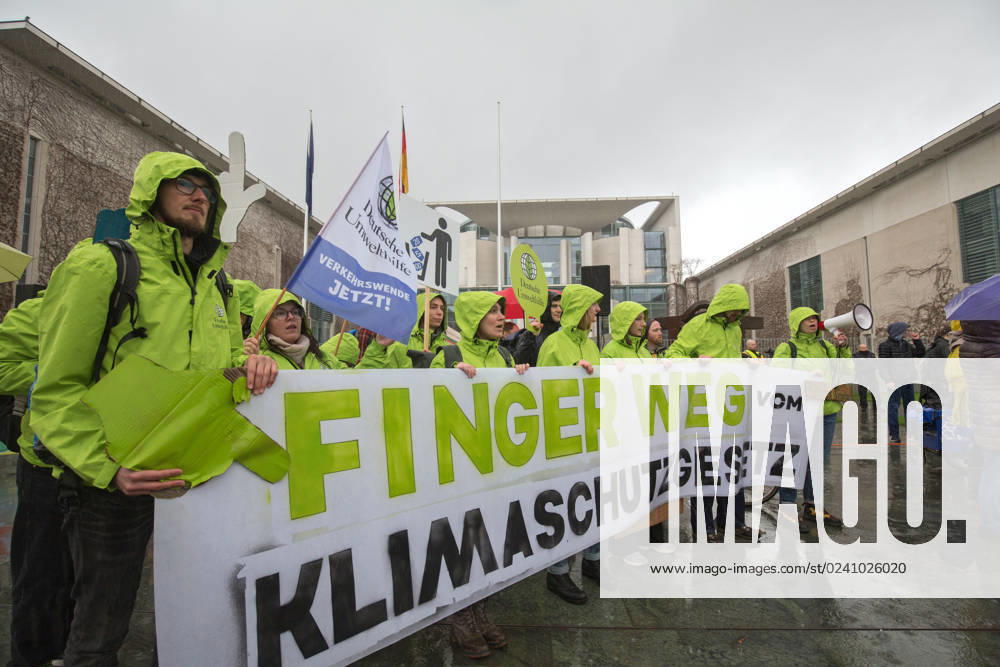 Berlin, Germany, DEU Climate demonstration for the resignation of FDP Transport Minister Volker Wissing at the Chancellery 31 03 2023, Berlin, Germany, DEU Climate demonstration for the resignation of FDP Transport Minister Volker Wissing at the Chancellery Demonstrators protest in the pouring rain with placards and banners in
