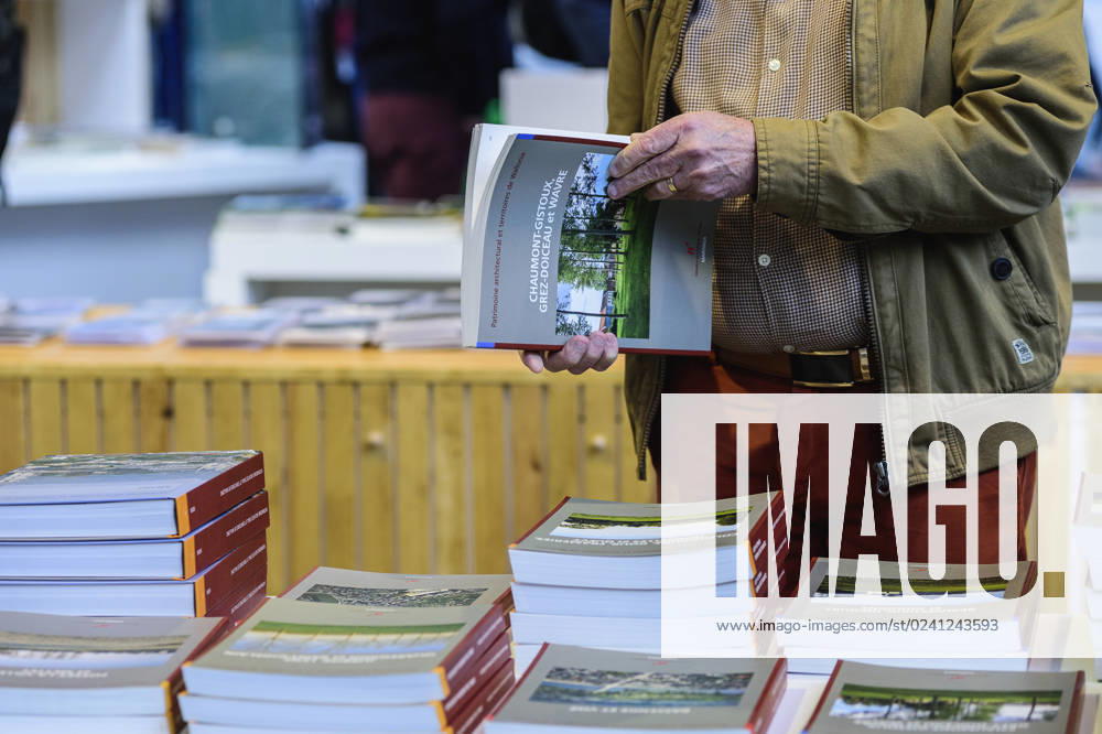 Foire du Livre de Bruxelles les gens se pressent autour des presentoirs 2023 Feuilleter un livre Brussels Books fair 2023 - Flipping the pages Reporters QUINET JEANxMARCxQUINET