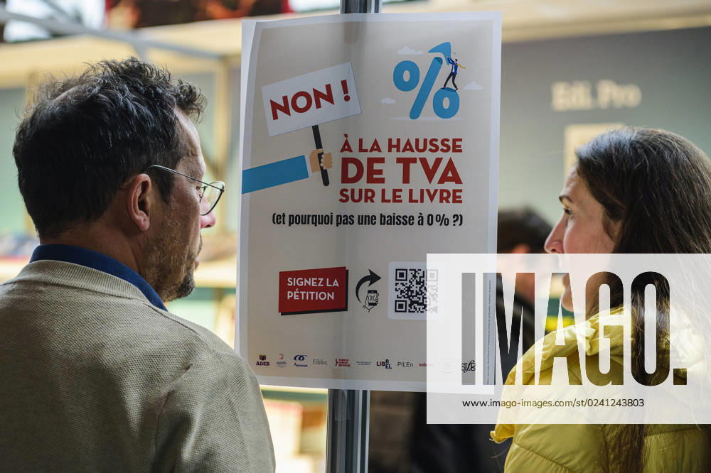 Foire du Livre de Bruxelles les gens se pressent autour des presentoirs 2023 TVA 0% Brussels Books fair 2023 - 0% taxes on books Reporters QUINET JEANxMARCxQUINET