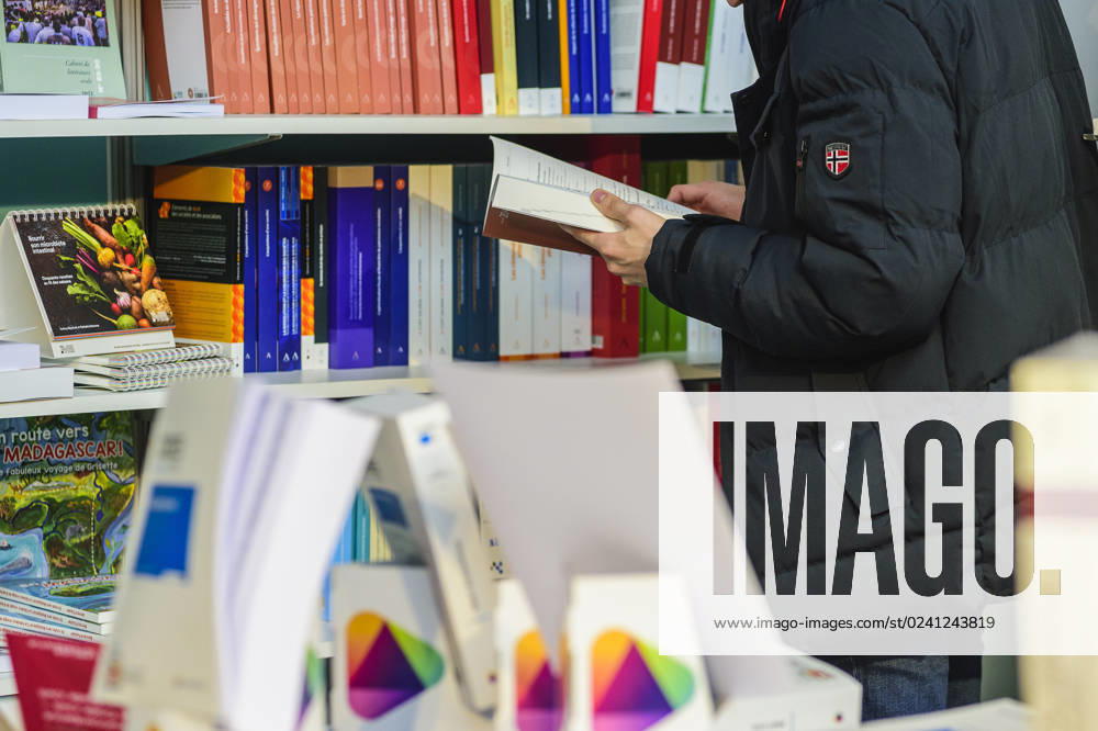 Foire du Livre de Bruxelles les gens se pressent autour des presentoirs 2023 Feuilleter un livre Brussels Books fair 2023 - Flipping the pages Reporters QUINET JEANxMARCxQUINET