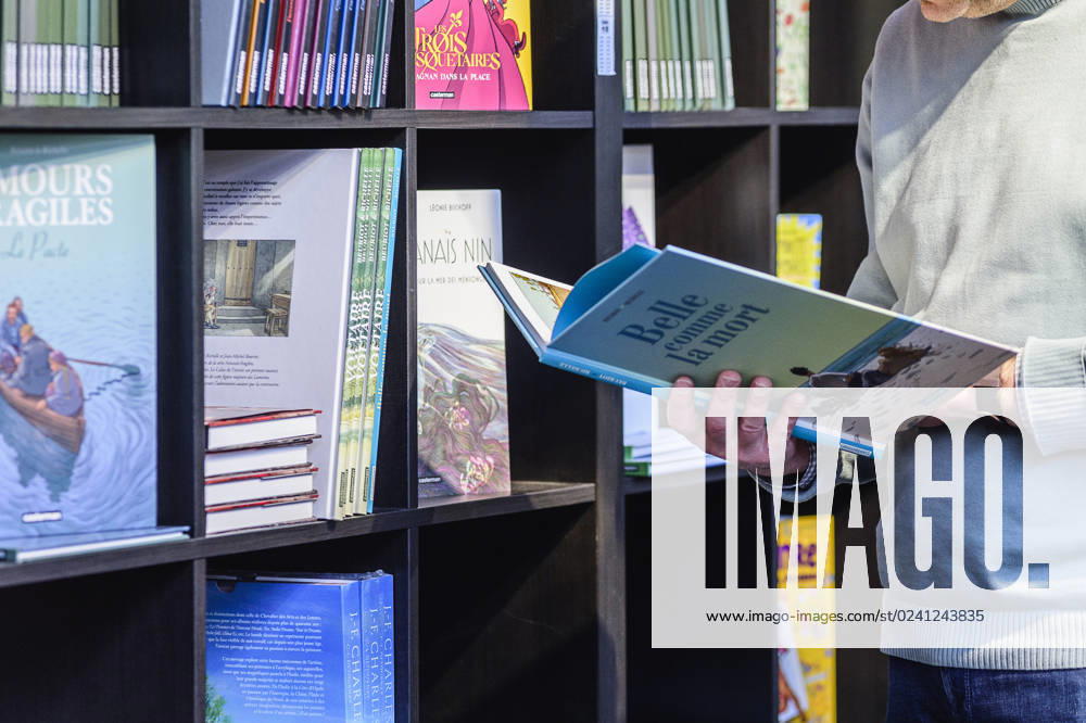 Foire du Livre de Bruxelles les gens se pressent autour des presentoirs 2023 Rayon Bandes dessinees Brussels Books fair 2023 - Comics Books Reporters QUINET JEANxMARCxQUINET