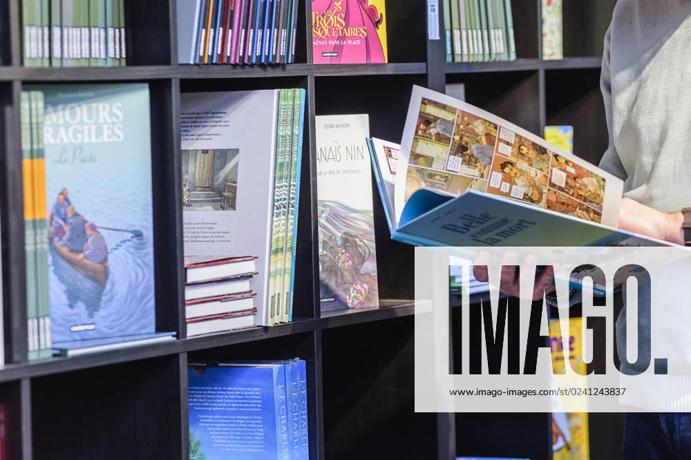 Foire du Livre de Bruxelles les gens se pressent autour des presentoirs 2023 Rayon Bandes dessinees Brussels Books fair 2023 - Comics Books Reporters QUINET JEANxMARCxQUINET