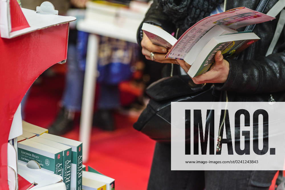 Foire du Livre de Bruxelles les gens se pressent autour des presentoirs 2023 Feuilleter un livre Brussels Books fair 2023 - Flipping the pages Reporters QUINET JEANxMARCxQUINET