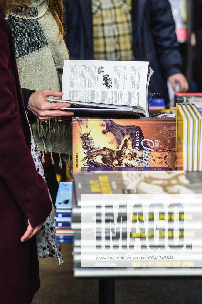 Foire du Livre de Bruxelles les gens se pressent autour des presentoirs 2023 Rayon Bandes dessinees Brussels Books fair 2023 - Comics Books Reporters QUINET JEANxMARCxQUINET