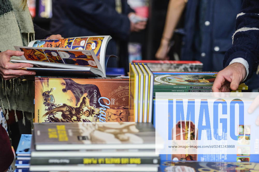 Foire du Livre de Bruxelles les gens se pressent autour des presentoirs 2023 Rayon Bandes dessinees Brussels Books fair 2023 - Comics Books Reporters QUINET JEANxMARCxQUINET