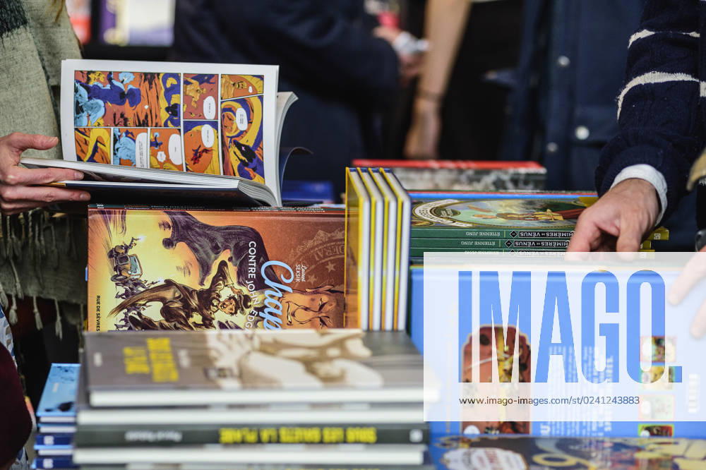 Foire du Livre de Bruxelles les gens se pressent autour des presentoirs 2023 Rayon Bandes dessinees Brussels Books fair 2023 - Comics Books Reporters QUINET JEANxMARCxQUINET
