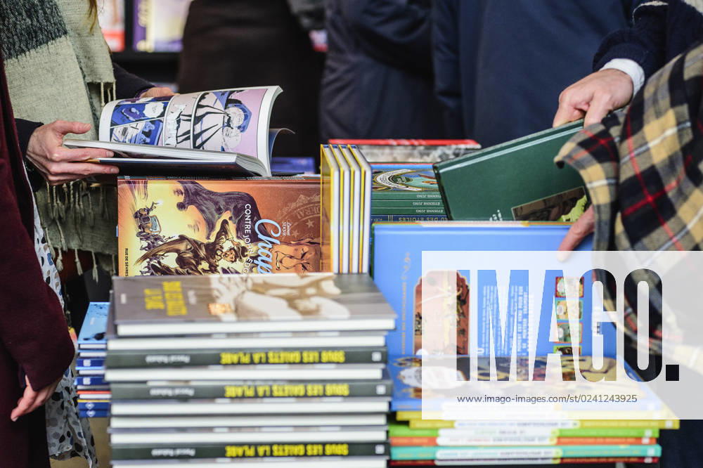 Foire du Livre de Bruxelles les gens se pressent autour des presentoirs 2023 Rayon Bandes dessinees Brussels Books fair 2023 - Comics Books Reporters QUINET JEANxMARCxQUINET