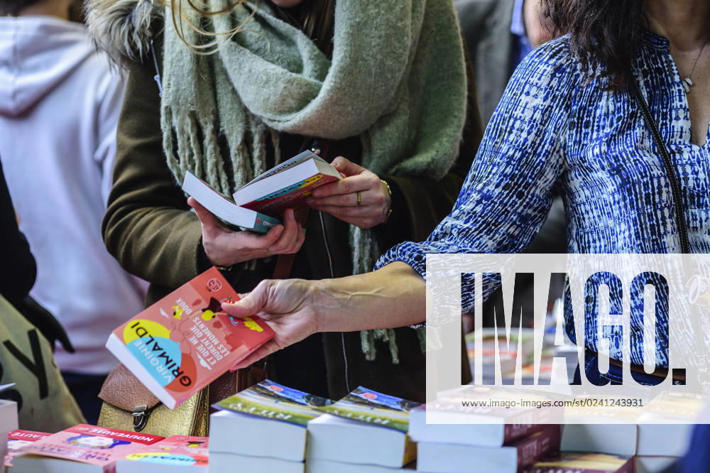 Foire du Livre de Bruxelles les gens se pressent autour des presentoirs 2023 Choisir un livre Brussels Books fair 2023 - Picking a book Reporters QUINET JEANxMARCxQUINET