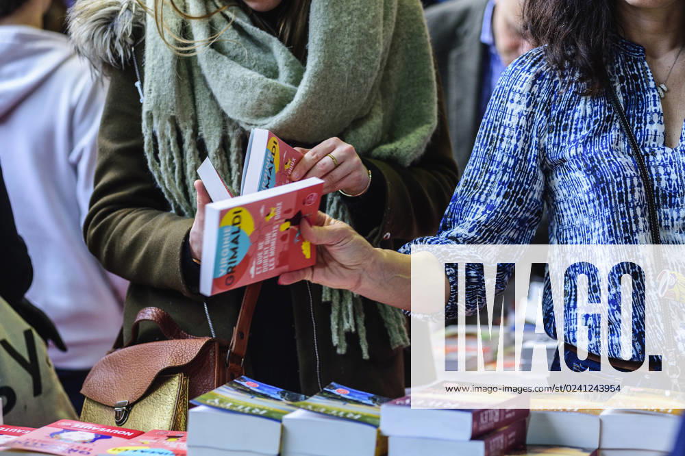 Foire du Livre de Bruxelles les gens se pressent autour des presentoirs 2023 Choisir un livre Brussels Books fair 2023 - Picking a book Reporters QUINET JEANxMARCxQUINET