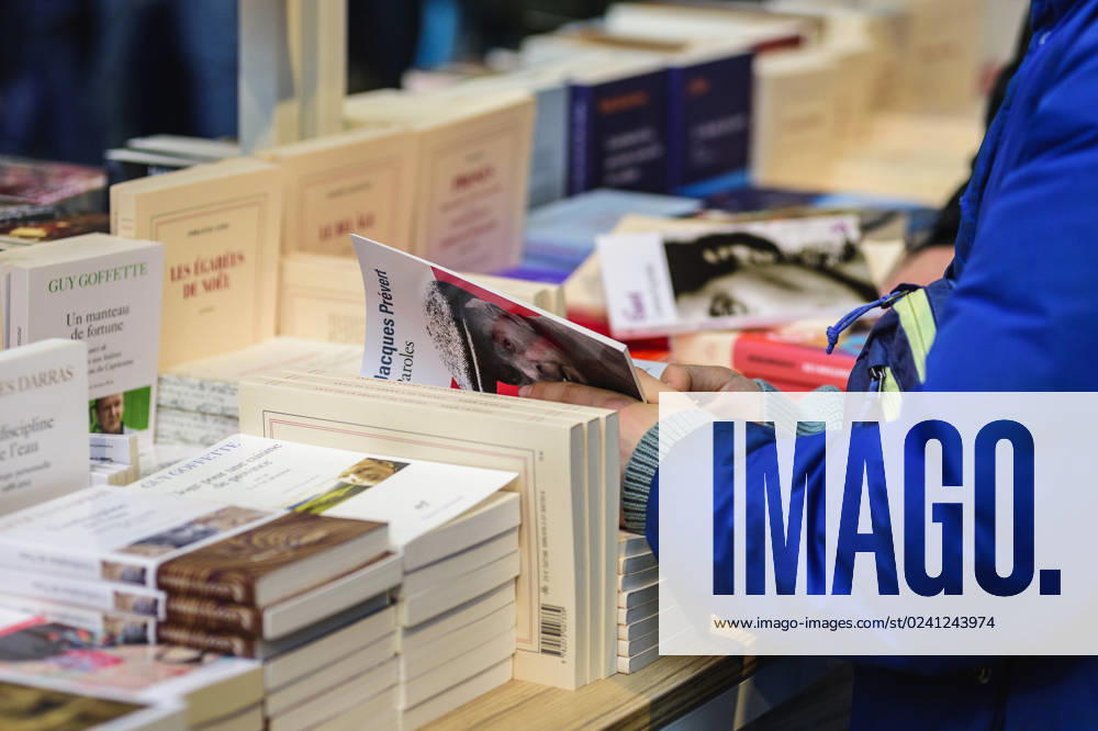 Foire du Livre de Bruxelles les gens se pressent autour des presentoirs 2023 Choisir un livre Brussels Books fair 2023 - Picking a book Reporters QUINET JEANxMARCxQUINET