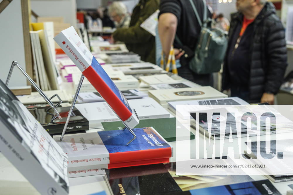 Foire du Livre de Bruxelles les gens se pressent autour des presentoirs 2023 Feuilleter un livre Brussels Books fair 2023 - Flipping the pages Reporters QUINET JEANxMARCxQUINET