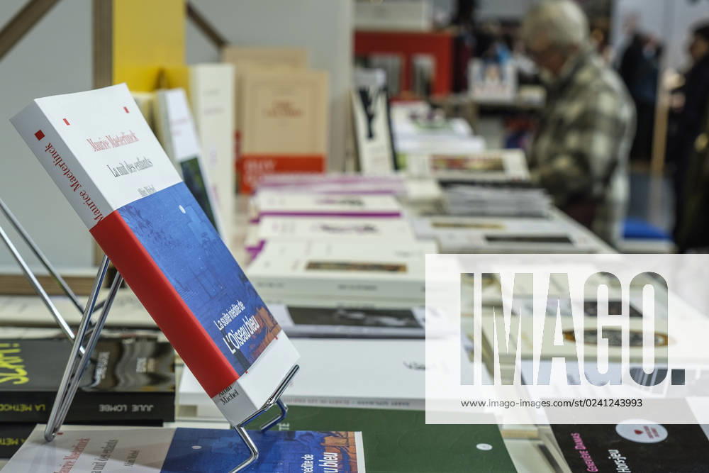 Foire du Livre de Bruxelles les gens se pressent autour des presentoirs 2023 Feuilleter un livre Brussels Books fair 2023 - Flipping the pages Reporters QUINET JEANxMARCxQUINET