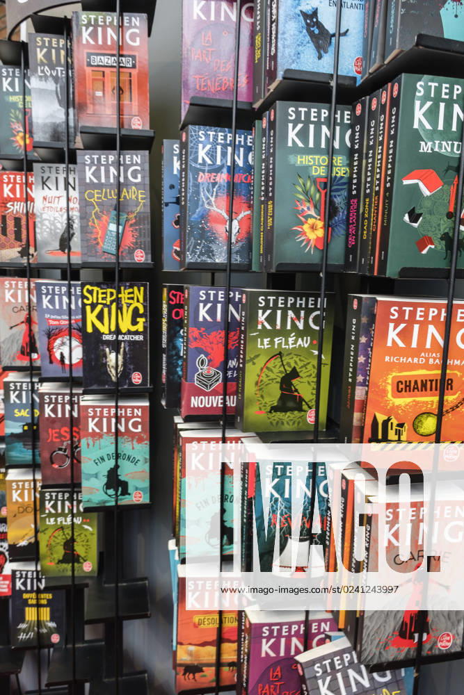 Foire du Livre de Bruxelles les gens se pressent autour des presentoirs 2023 Livres de Stephen King Brussels Books fair 2023 - Stephen King s books Reporters QUINET JEANxMARCxQUINET