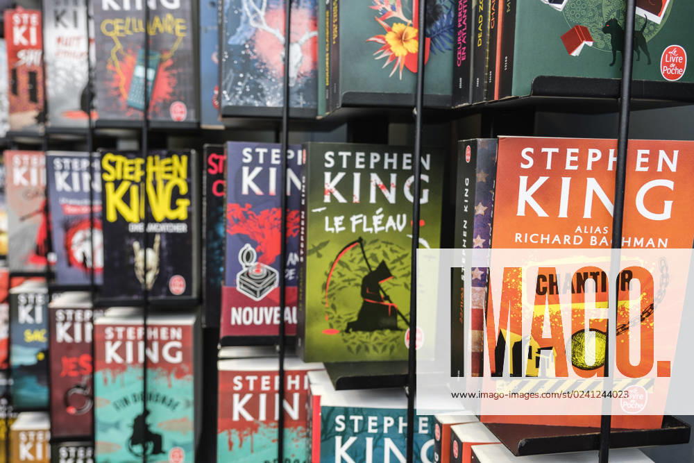 Foire du Livre de Bruxelles les gens se pressent autour des presentoirs 2023 Livres de Stephen King Brussels Books fair 2023 - Stephen King s books Reporters QUINET JEANxMARCxQUINET