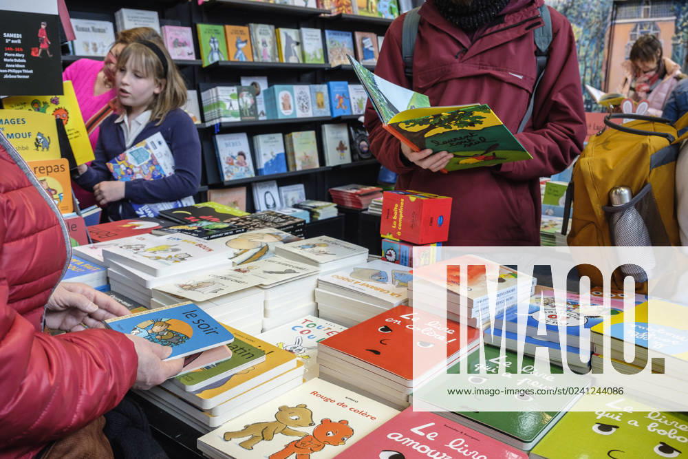 Foire du Livre de Bruxelles les gens se pressent autour des presentoirs 2023 Livre d illustration et histoire pour enfants Brussels Books fair 2023 - Illustration books and small story for children Reporters QUINET JEANxMARCxQUINET