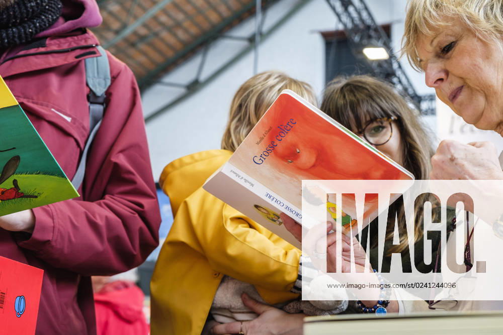 Foire du Livre de Bruxelles les gens se pressent autour des presentoirs 2023 Livre d illustration et histoire pour enfants Brussels Books fair 2023 - Illustration books and small story for children Reporters QUINET JEANxMARCxQUINET