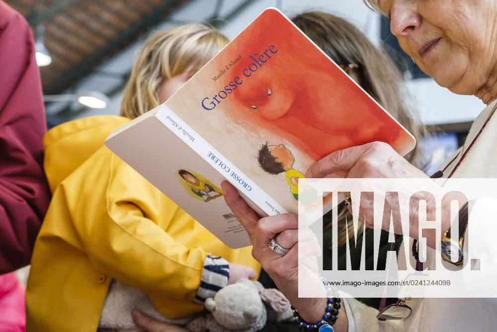 Foire du Livre de Bruxelles les gens se pressent autour des presentoirs 2023 Livre d illustration et histoire pour enfants Brussels Books fair 2023 - Illustration books and small story for children Reporters QUINET JEANxMARCxQUINET